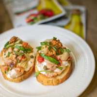 Italian Tuna Crostini - AD Whether it's for your weekly meal prep or a night with friends, this Italian Tuna Crostini is sophisticated, packed with flavor, high in protein and requires no cooking! Step up your tuna game with StarKist Selects E.V.O.O. #healthy #tuna #protein #italian #nobake #nocook #crostini #appetizers #mealprep #mealplan #party #fingerfoods #starkist #oliveoil #evoo