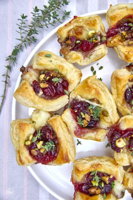 Baked Cranberry Brie Puff Pastry Bites