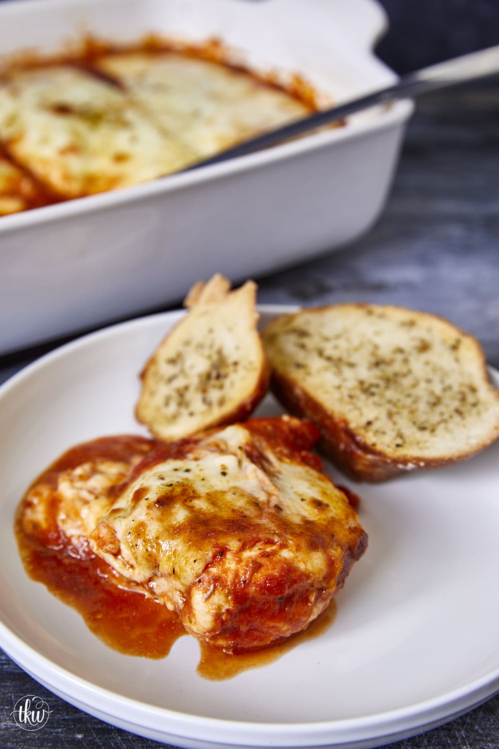 Super tender chicken breasts coated in savory marinara, zesty Italian seasonings, and 2 types of cheeses make this perfect any night of the week. Plus the leftovers are incredible! One Pan Easy Cheesy Italian Mozzarella Baked Chicken, one dish chicken, mozzarella chicken, cheesy baked chicken, Italian baked chicken, marinara chicken bake