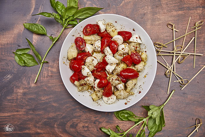 This light and refreshing Artichoke Caprese Italian Salad takes your tastebuds to Italy with each delicious bite! A delightful blend of Italian marinated tomatoes, artichoke hearts, fresh mozzarella, & basil. Simple Caprese Italian Salad with Artichokes, Italian salad, artichoke hearts, no lettuce salad, fresh mozzarella salad