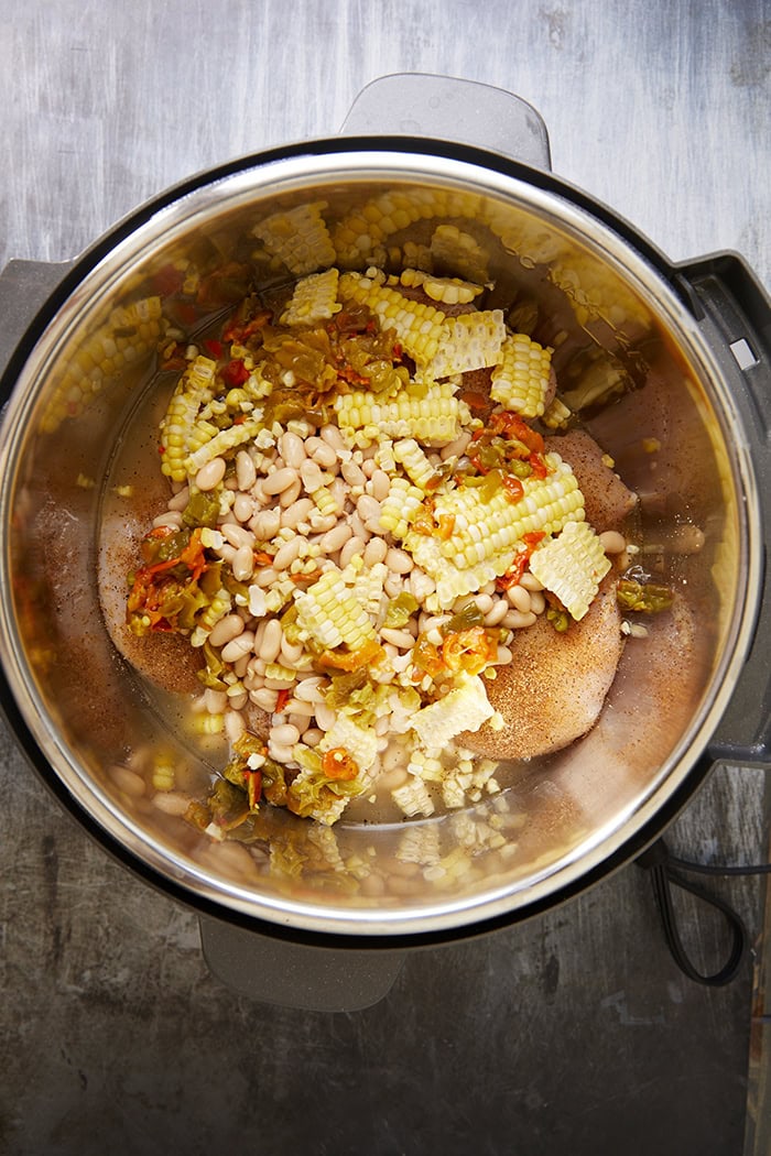 Looking for a comforting meal that’s quick to prepare? This hearty Instant Pot white chicken chili is packed with beans, hatch chiles, & a blend of spices!