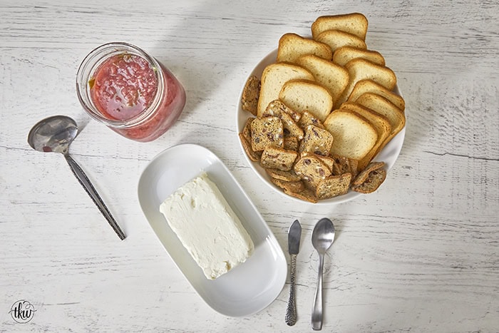 Sweet and spicy flavors come together deliciously with this strawberry jalapeno compote. It’s perfect for spreading on toast, atop cream cheese, or drizzling over your favorite desserts.