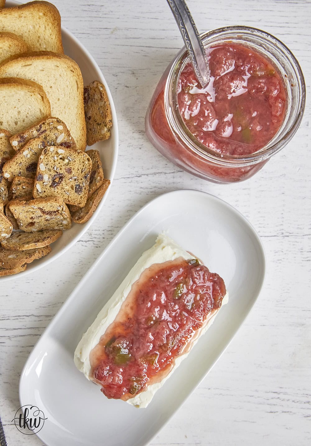 Sweet and spicy flavors come together deliciously with this strawberry jalapeno compote. It’s perfect for spreading on toast, atop cream cheese, or drizzling over your favorite desserts.