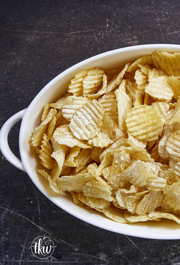 Elevate your boring potato chips by seasoning them with garlic & onion powder, coating them in Parmesan cheese & smoking them to perfection!