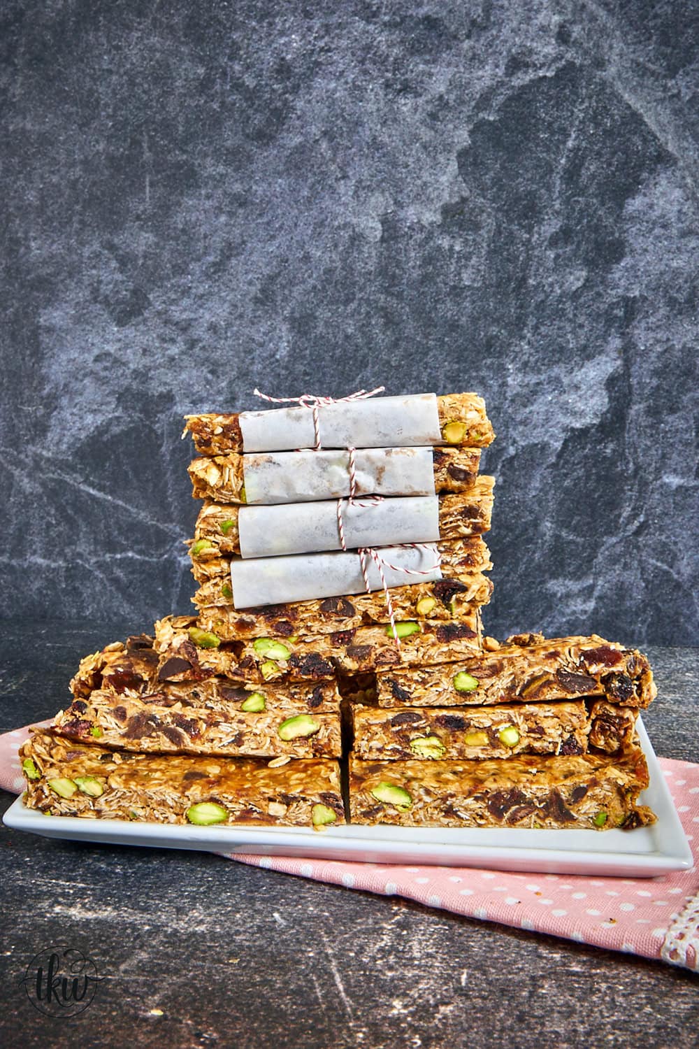 No-Bake Chewy Oatmeal Date Pistachio Granola Bars